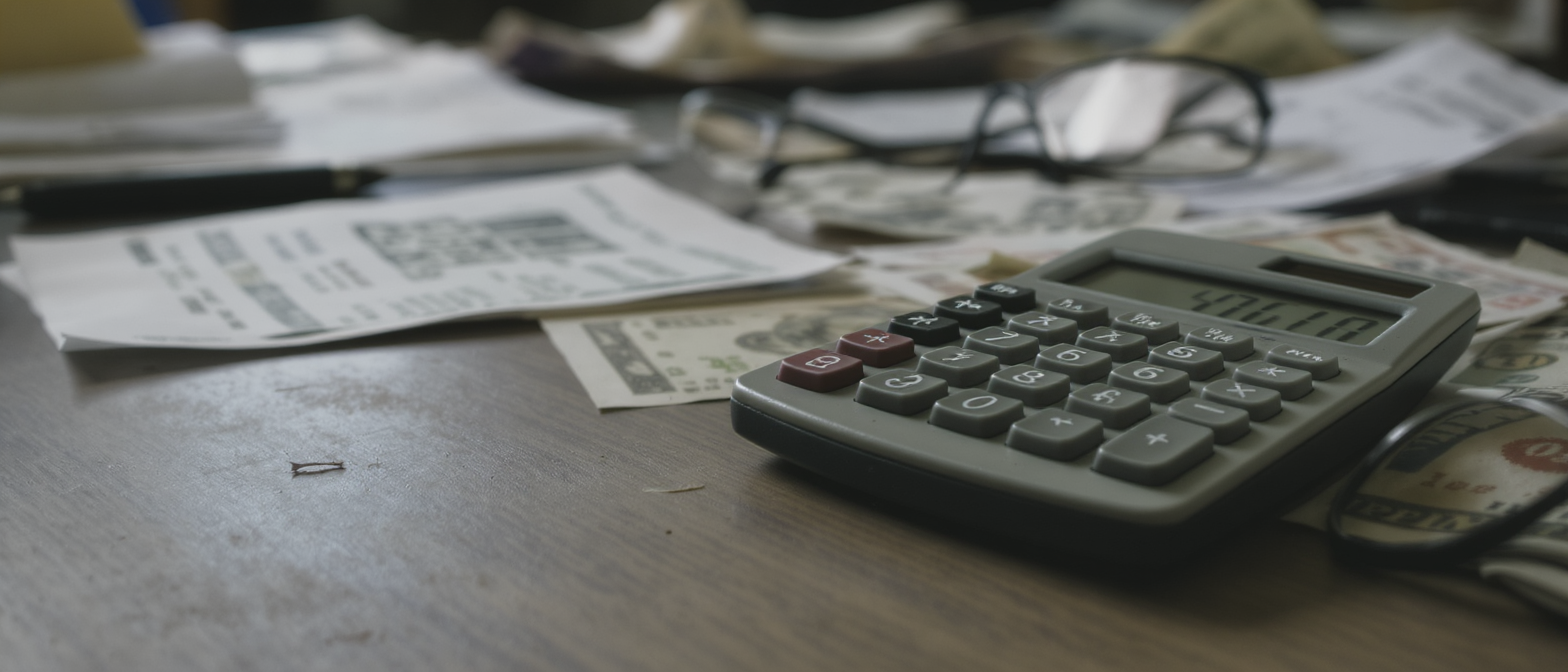 découvrez comment la dette publique américaine atteint un sommet historique de 000 milliards de dollars, ses causes et ses conséquences économiques majeures.