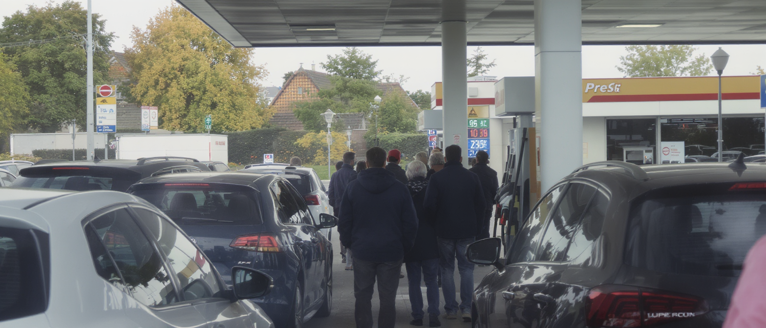 découvrez comment l'europe lutte contre la hausse des prix du carburant grâce à des aides ciblées et des réductions fiscales pour soutenir les consommateurs.